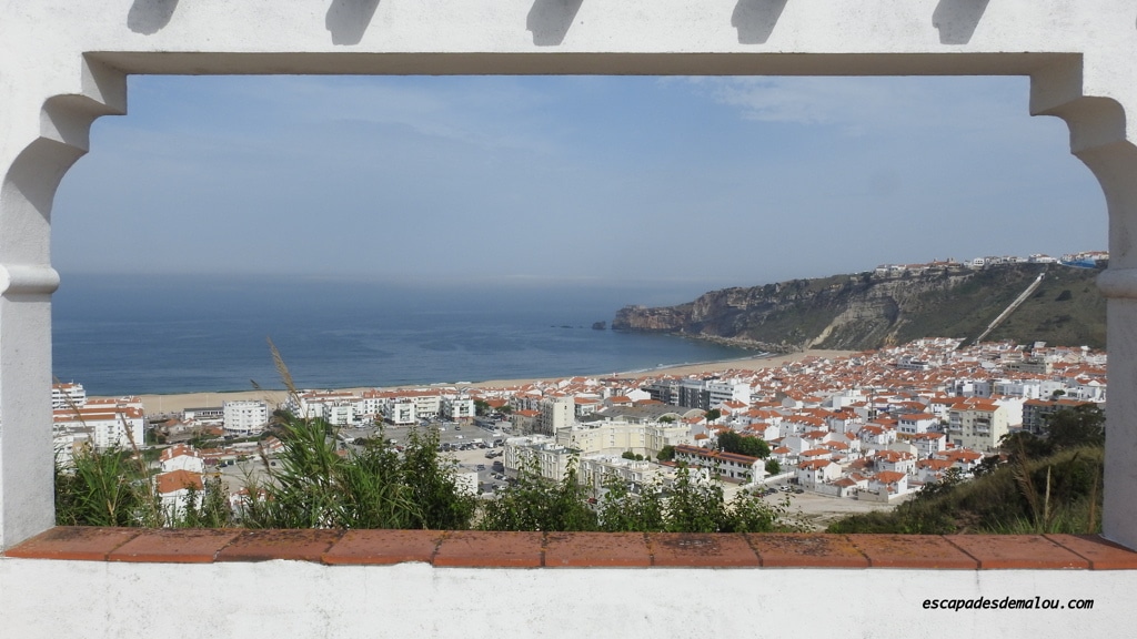 https://escapadesdemalou.com/2017/05/la-vue-sur-nazare-depuis-le-belvedere-a-pederneira-est-superbe/