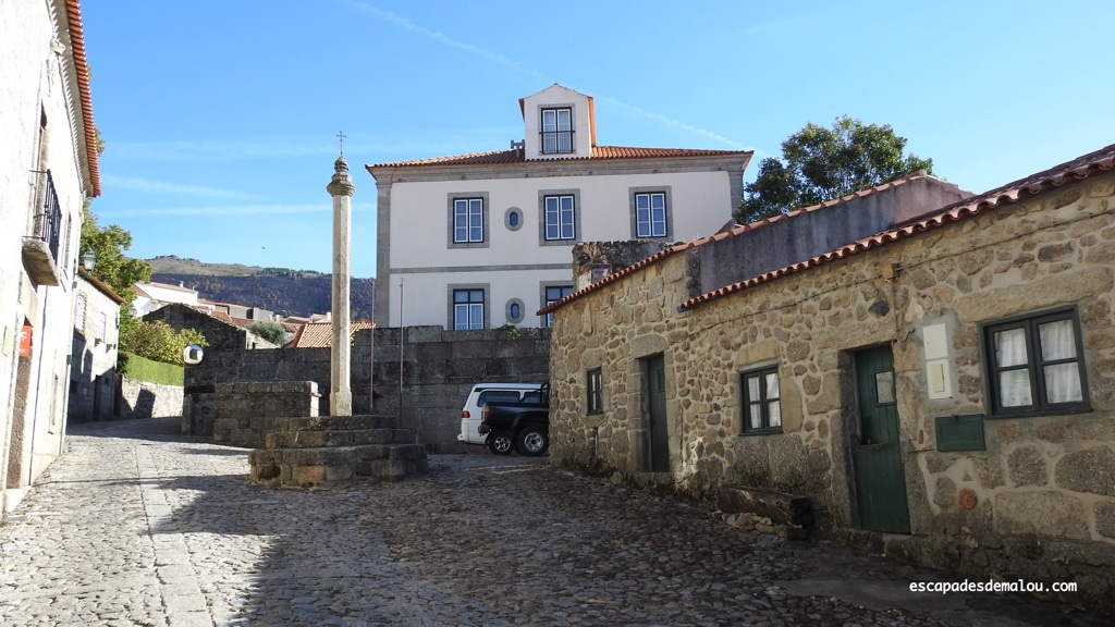 https://escapadesdemalou.com/linhares-da-beira-village-historique-du-centre-portugal/